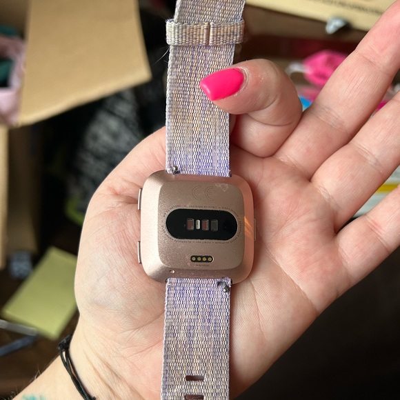 Fitbit Versa Limited Edition - Picture 2 of 2